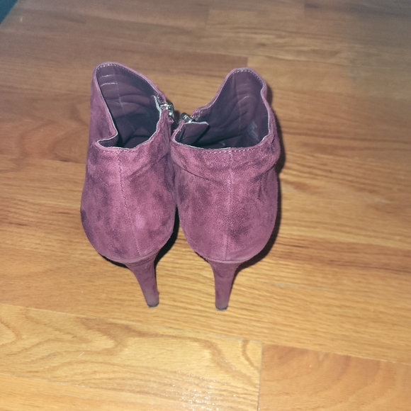 Vince Camuto size 9M Booties Color Burgundy - Picture 10 of 12